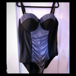 Super cute 3-4x swimsuit has never been worn